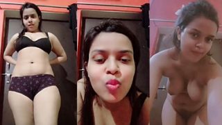 Desi Girl Showing And Fingering Her Pussy Fucking MMS